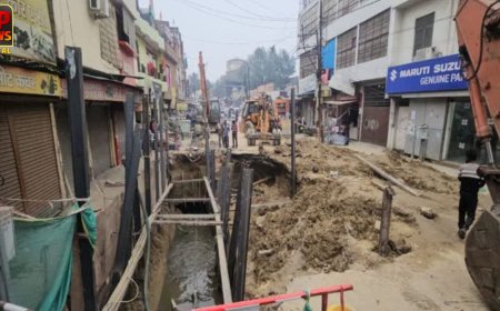 कानपुर में बार-बार धंस रही सड़कें, नगर निगम की लापरवाही से बढ़ा लोगों का डर