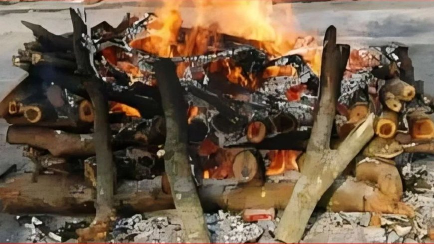 रास्ता नहीं मिला तो सड़क पर ही कर दिया अंतिम संस्कार, सोशल मीडिया पर वीडियो हुआ वायरल