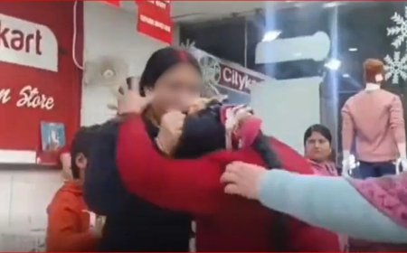 गर्लफ्रेंड के साथ मॉल में घुम रहा था युवक, तभी सामने आ गई पत्नी…फिर हुआ जमकर बवाल