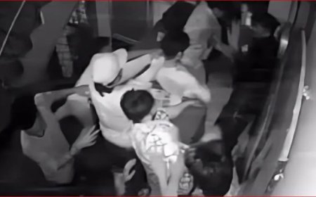 हम 8 लोग एक ही कमरे में रुकेंगे… मना किया तो होटल मैनेजर को जमीन पर गिराकर बेल्ट से पीटा