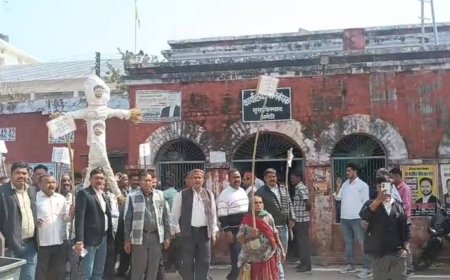 मुसाफिरखाना में 54 दिन से हड़ताल पर वकील, एसडीएम के खिलाफ पुतला दहन कर तेज किया आंदोलन