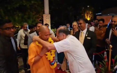 सिंगापुर पहुंचे सीएम योगी, यूपी में निवेश बढ़ाने के लिए 25 कंपनियों से करेंगे मुलाकात