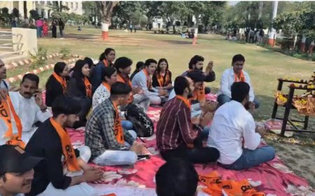 लखनऊ यूनिवर्सिटी में नमाज पर बवाल, हिंदू संगठनों का हंगामा… कैंपस में गूंजी हनुमान चालीसा, 13 छात्रों पर एक्शन