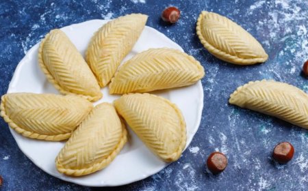 बिना सांचे के भी बनेंगी परफेक्ट गुजिया: होली पर अपनाएं ये आसान तरीका