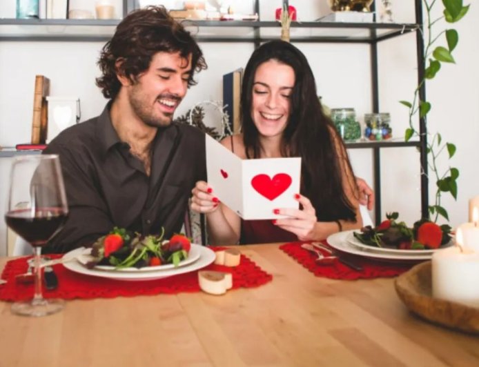 फरवरी में प्यार का पूरा जश्न, जानिए रोज डे से वैलेंटाइन डे तक का पूरा कैलेंडर