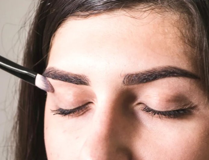 ठंड में आइब्रो में दिख रही सफेद पपड़ी? ड्राई स्किन नहीं, हो सकता है डैंड्रफ या इंफेक्शन, अपनाएं आसान घरेलू उपाय