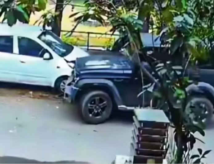 शादी में टशन दिखाना पड़ा भारी, किराये की थार से कार-बाइक को मारी टक्कर, बीटेक छात्र गिरफ्तार