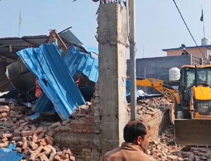 भोजीपुरा में अवैध निर्माण पर चला बुलडोजर, कोर्ट के आदेश पर ग्राम समाज की जमीन से मस्जिद ध्वस्त