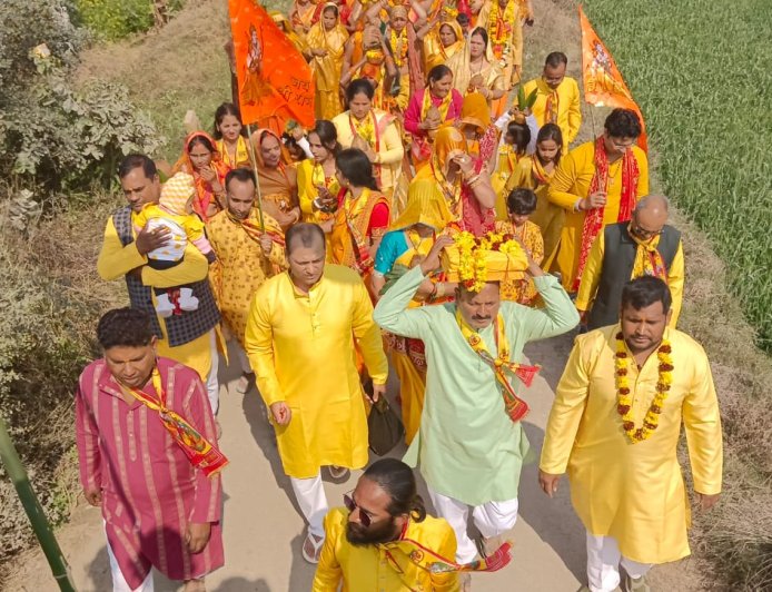 अमेठी के रायदेपुर में भव्य कलश यात्रा, राम नाम के जयकारों से गूंजा गांव, आज से श्रीमद्भागवत कथा का शुभारंभ