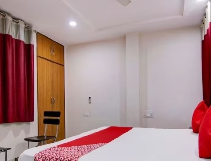 दिल्ली में फ्री रूम न मिलने पर विदेशी नागरिक का खौफनाक कदम, होटल के बाहर चाकू से काटा अपना गला