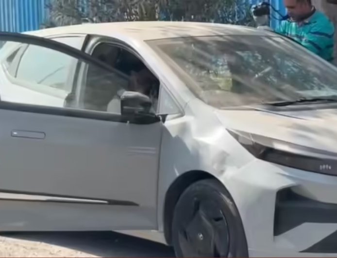 नोएडा में वैलेंटाइन डे पर कार के अंदर युवक ने युवती को गोली मारी, फिर खुद को भी किया शूट