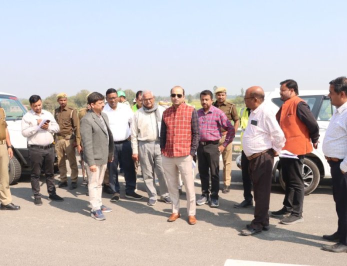 जिलाधिकारी ने गंगा एक्सप्रेसवे का किया निरीक्षण, 120 किमी प्रति घंटे की रफ्तार से चलाकर परखी गुणवत्ता