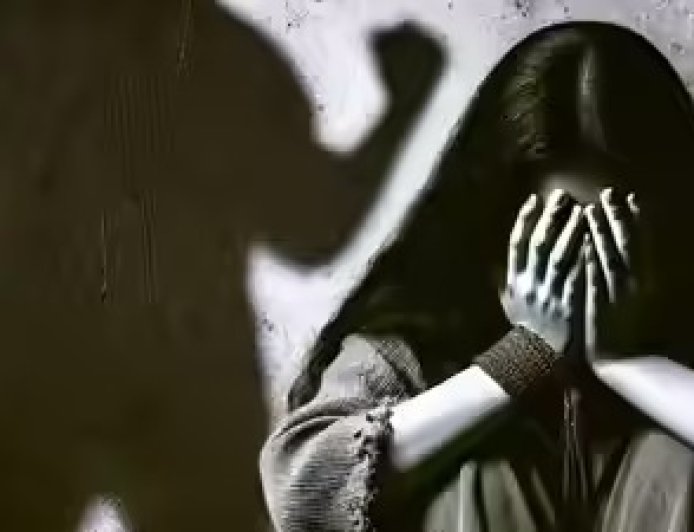 सीट दिलाने के बहाने चलती ट्रेन में TTE ने किया रेप… सेना भर्ती की तैयारी कर रही युवती ने सुनाई आपबीती