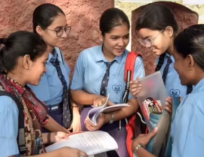 CBSE बोर्ड परीक्षा 2026 की शानदार शुरुआत, 10वीं मैथ्स और 12वीं के पेपर रहे आसान और बैलेंस