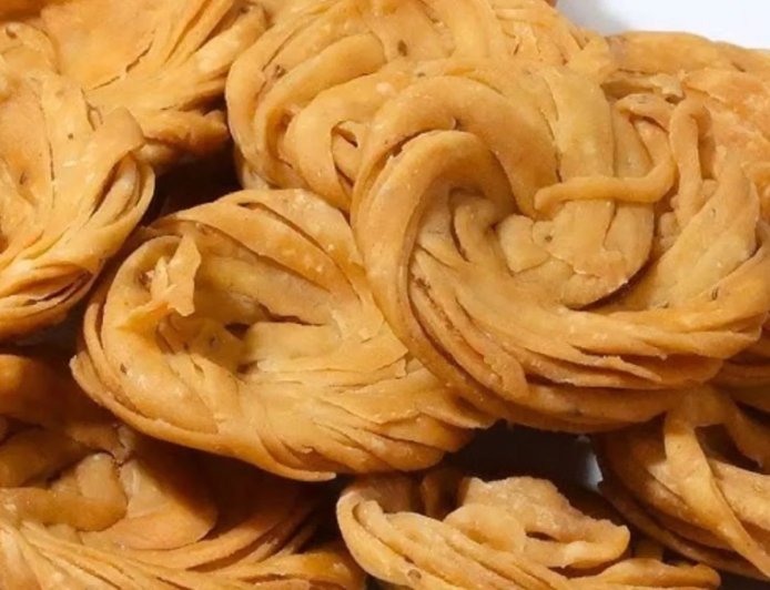 होली पर बनाएं खस्ता और कुरकुरी मठरी, आधे घंटे में तैयार होगी स्वादिष्ट नमकीन