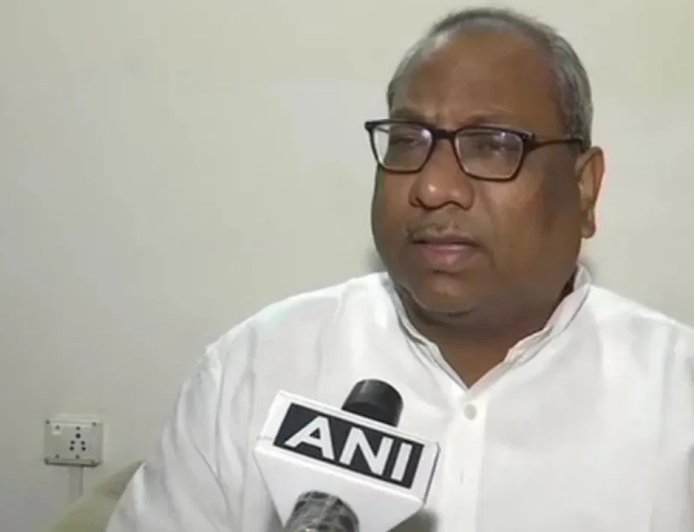 SP हड़प रही OBC का फायदा… संजय निषाद के बयान से भड़की समाजवादी पार्टी, भाषण के दौरान छीनाझपटी से मचा हड़कंप