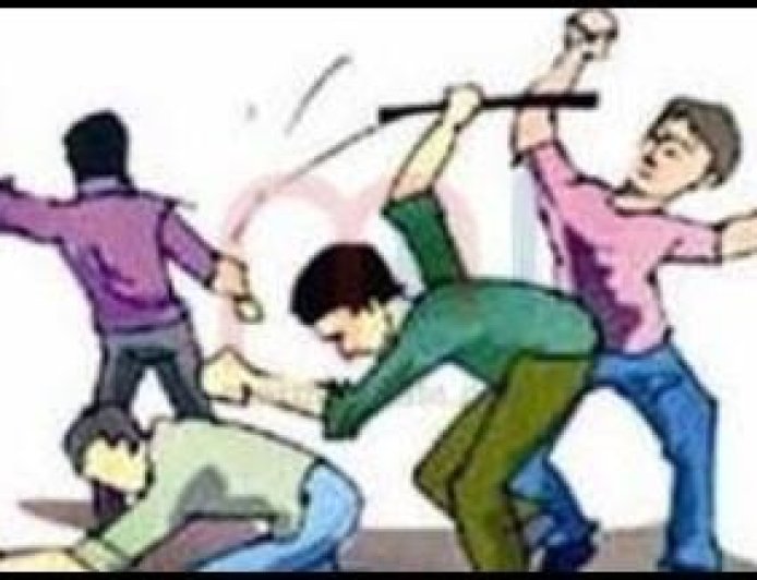 फीस मांगी तो टूट पड़े दबंग… स्कूल में घुसकर संचालक को पीटा, सोने की चेन और 55 हजार लूटने का आरोप