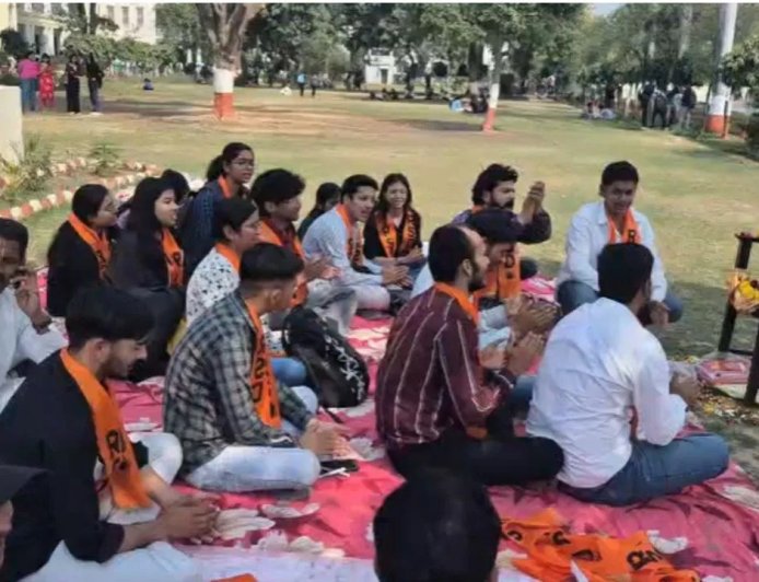 लखनऊ यूनिवर्सिटी में नमाज पर बवाल, हिंदू संगठनों का हंगामा… कैंपस में गूंजी हनुमान चालीसा, 13 छात्रों पर एक्शन