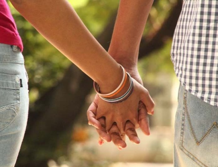 सबकी दो बीवियां होती हैं तो मैं क्यों नहीं…मौसा के साथ रहने की जिद पर अड़ी युवती, सड़क पर मचा घंटों हंगामा