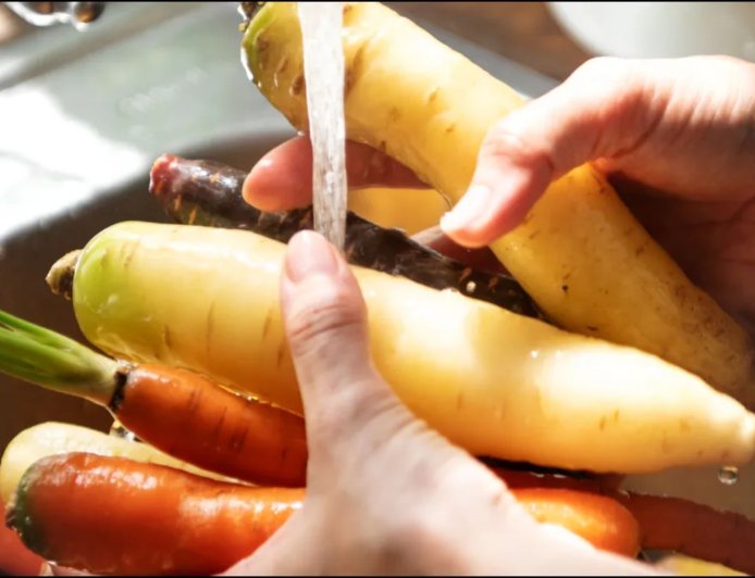 बाजार से लाए फल-सब्जियां सेहतमंद या हानिकारक? ऐसे करें सही तरीके से सफाई