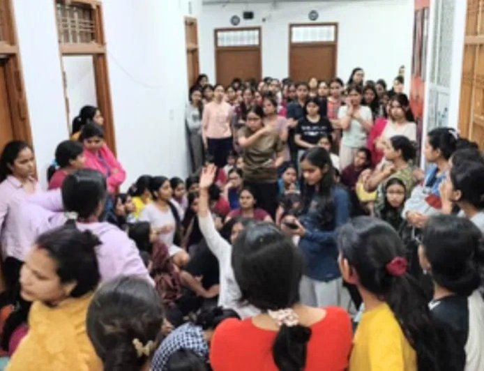LU गंगा हॉस्टल में फिर बिगड़ी छात्रा की तबीयत, मौके पर पहुंचे कुलपति… मेस खाने पर भड़कीं छात्राएं