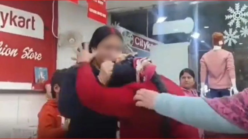 गर्लफ्रेंड के साथ मॉल में घुम रहा था युवक, तभी सामने आ गई पत्नी…फिर हुआ जमकर बवाल