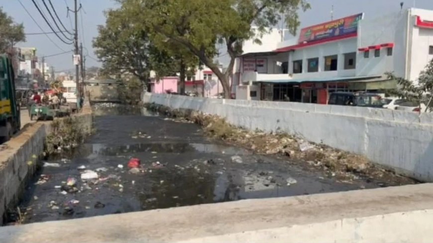 मेरठ के थाने के सामने खुले नाले में मिला युवक का सड़ा-गला शव, कानून-व्यवस्था और नगर निगम पर उठे सवाल
