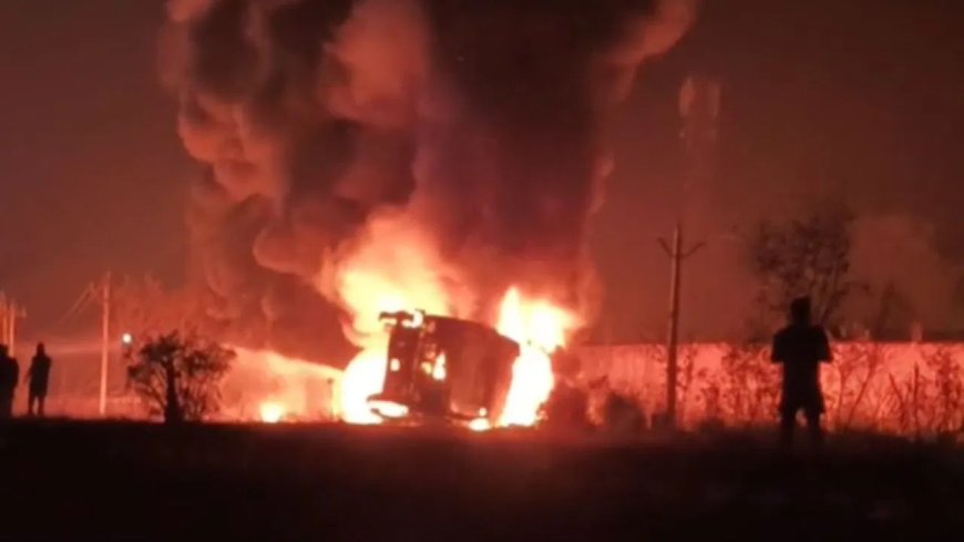 चलती सड़क पर बना आग का गोला… कौशांबी में NH-2 पर पलटा तेल टैंकर, 10KM लंबा जाम… घंटों फंसे लोग