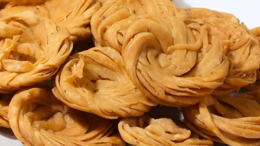 होली पर बनाएं खस्ता और कुरकुरी मठरी, आधे घंटे में तैयार होगी स्वादिष्ट नमकीन