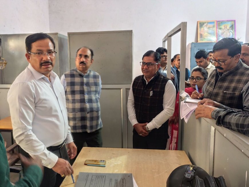 कोंच ब्लॉक निरीक्षण में खुली बड़ी लापरवाही की पोल, डीएम राजेश कुमार पांडेय सख्त… सुधार के दिए कड़े निर्देश