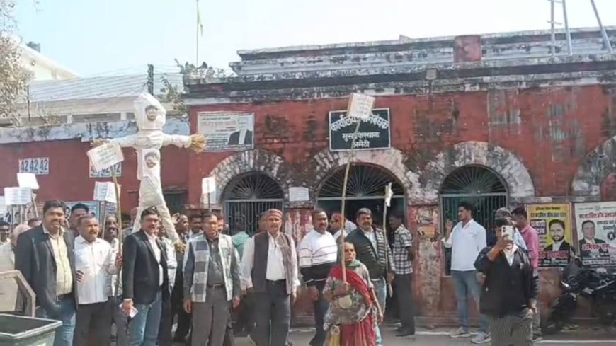 मुसाफिरखाना में 54 दिन से हड़ताल पर वकील, एसडीएम के खिलाफ पुतला दहन कर तेज किया आंदोलन