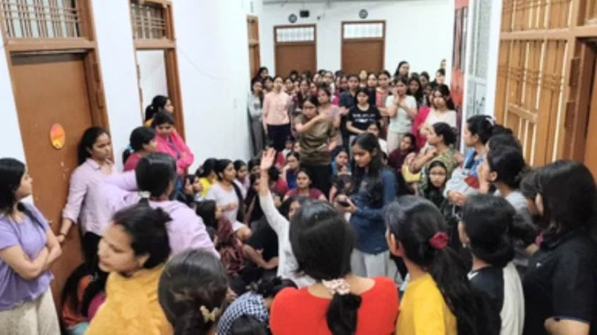 LU गंगा हॉस्टल में फिर बिगड़ी छात्रा की तबीयत, मौके पर पहुंचे कुलपति… मेस खाने पर भड़कीं छात्राएं