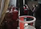 हापुड़ में गैस सिलेंडर की कालाबाजारी का खुलासा, सपा नेता के घर से 55 भरे सिलेंडर बरामद