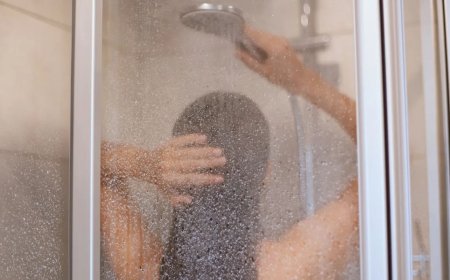 सुबह या रात कब नहाना है ज्यादा फायदेमंद? जानिए दोनों समय नहाने के अलग-अलग लाभ