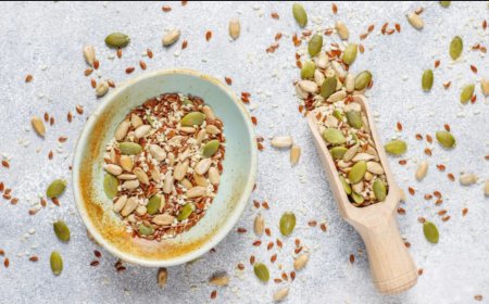 बीज और ड्राई फ्रूट्स खाने का सही तरीका क्या है? जानिए क्यों भिगोकर खाना ज्यादा फायदेमंद माना जाता है