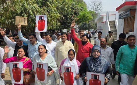 अयोध्या में गैस सिलेंडर को लेकर सपा का प्रदर्शन, भाजपा कार्यालय से ‘पर्ची’ पर वितरण का आरोप
