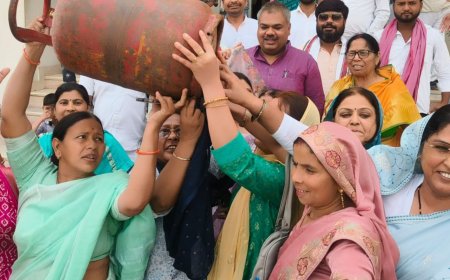 सिलेंडर सिर पर रखकर सपा महिला सभा का प्रदर्शन, महंगाई और गैस किल्लत पर सरकार को घेरा