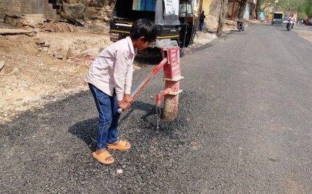 मिर्जापुर में सड़क के बीच खड़ा हैंडपंप, इंजीनियरिंग का अनोखा नमूना देख भड़के लोग, PWD पर उठे सवाल