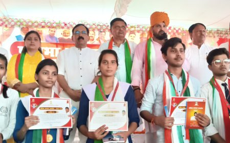 प्रतापगढ़ में स्कूल कार्यक्रम में पहुंचे बृजभूषण शरण सिंह, छात्रों को दिए लक्ष्य, अनुशासन और संस्कार के संदेश