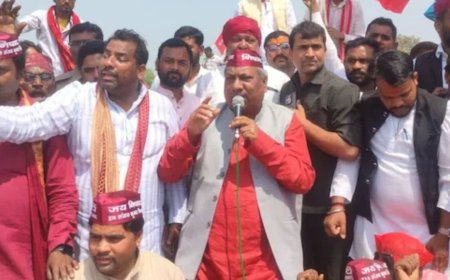 हाईवे पर धरने पर बैठे मंत्री संजय निषाद… श्रृंगवेरपुर धाम में मस्जिद हटाने की मांग से मचा हंगामा