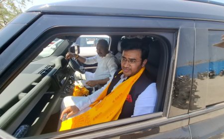 रामनवमी से पहले अयोध्या पहुंचे तेजस्वी सूर्या, रामलला के दर्शन कर बोले ‘देश की एकता का आधार हैं राम’