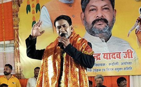 निरहुआ के मंच पर पहुंचते ही गूंज उठा कामाख्या धाम महोत्सव, गीतों और बयानों से जमाया रंग