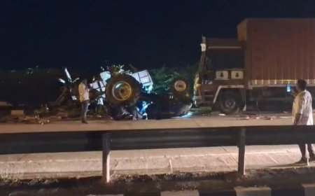 मुसाफिरखाना में ट्रैक्टर-ट्रक की जोरदार टक्कर, चार लोग घायल, दो की हालत गंभीर