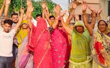 हैंडपंप पर ताला लगने से पानी संकट, महिलाओं ने DM कार्यालय पहुंचकर किया प्रदर्शन