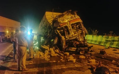 मिर्जापुर में आमने-सामने भिड़े ट्रक, ड्राइवर और खलासी की मौके पर मौत