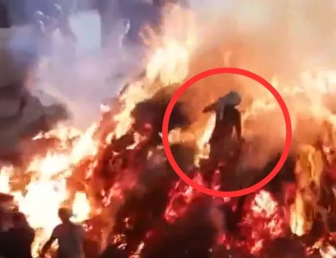 मथुरा में अनोखी परंपरा: युवक ने होलिका दहन की आग के बीच से गुजरकर निभाई आस्था