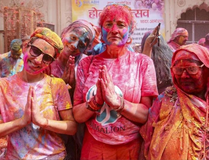 रंगों से पहले करें भगवान की पूजा, होली पर मिलेगा सुख-समृद्धि का आशीर्वाद