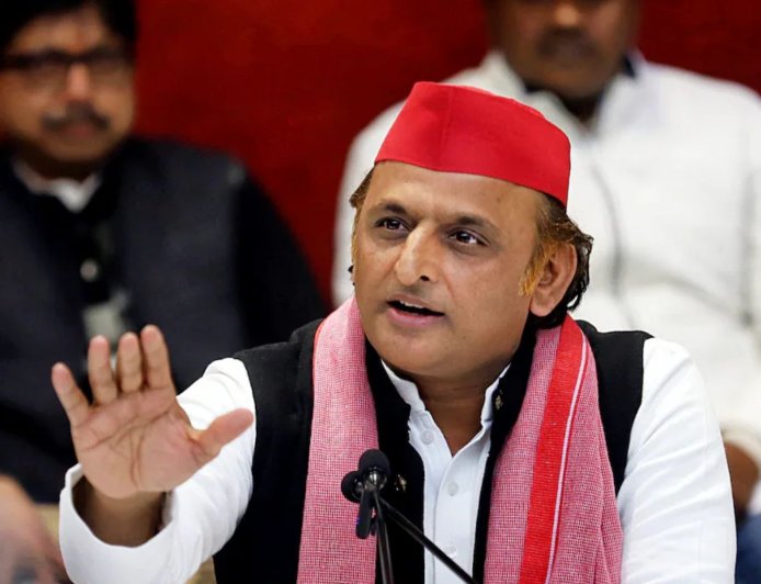 सैफई में अखिलेश ने खेली होली, बोले- मन से भी बहुरंगी रहें, युद्ध किसी समस्या का समाधान नहीं