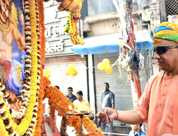 गोरखपुर में सीएम योगी का अलग अंदाज, काला चश्मा पहन खेली होली, बोले- ‘जहां धर्म होगा, वहीं विजय होगी’