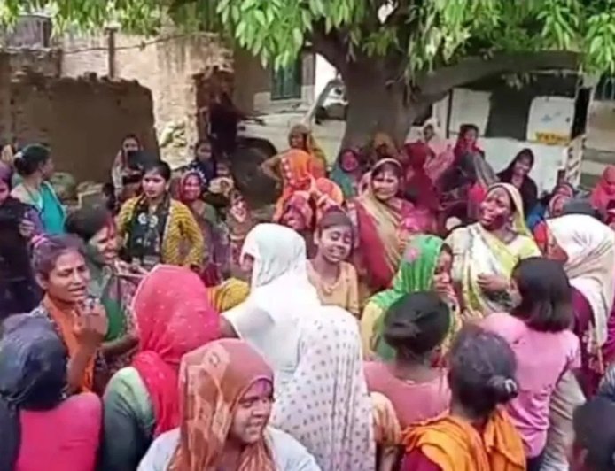 बुंदेलखंड के कुंडौरा गांव की अनोखी होली, जहां महिलाओं की चलती है हुकूमत और पुरुष रहते हैं घरों में कैद